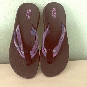 Mossimo size 6 flip flops